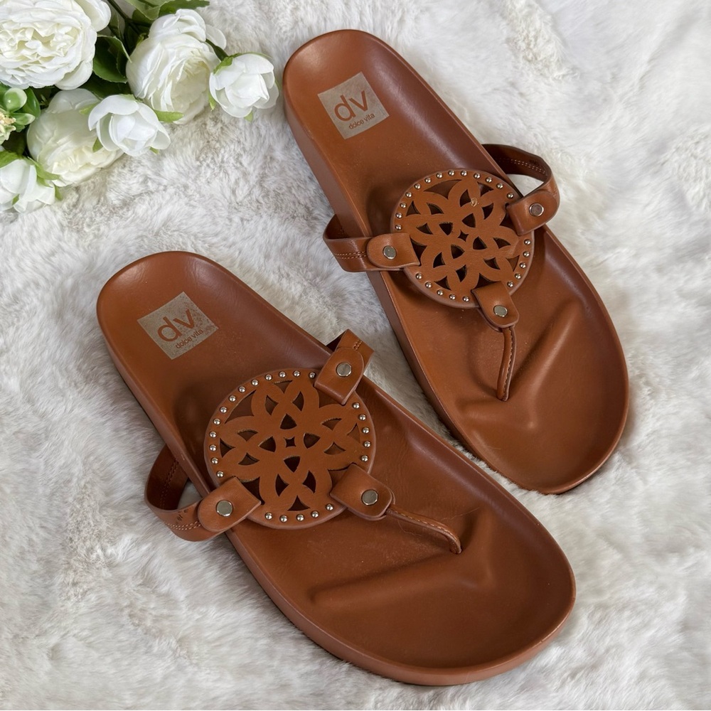 DV BY DOLCE VITA 10 Pilar Pandora Medallion Toe Post Sandals Flip Flops in Tan
